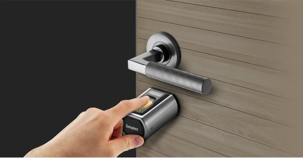 touchscreen door lock with fingerprint scanner